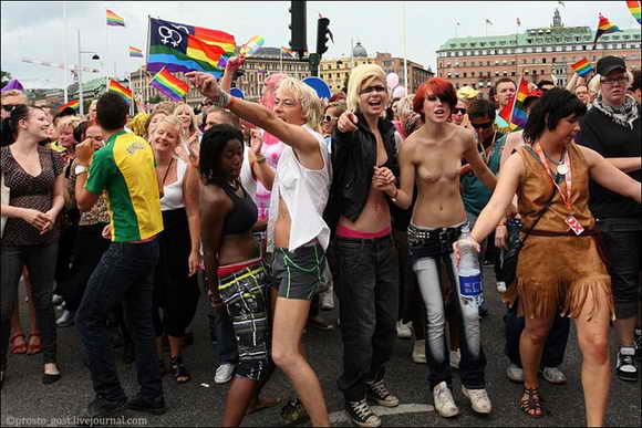Пропаганда гетеросексуализма ... (человек на полном серьезе пишет) - Страница 3 Gay-parade