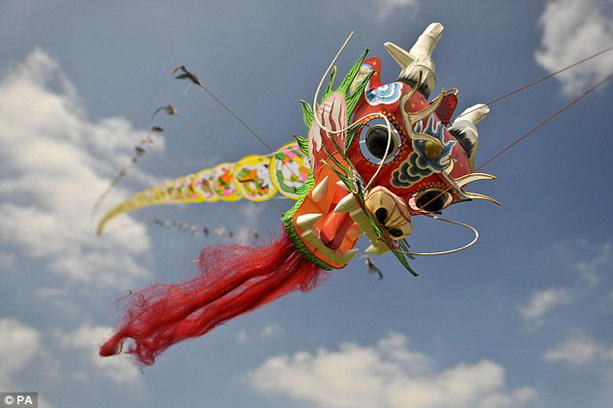 китайский дракон Самый большой в мире воздушный змей взлетел в воздух на Бристольском фестивале