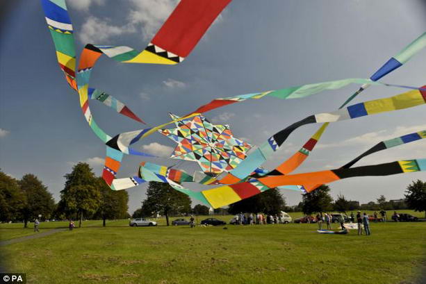 воздушный змей звезда  Самый большой в мире воздушный змей взлетел в воздух на Бристольском фестивале