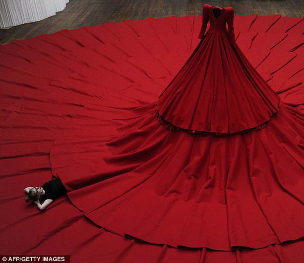 Самое большое платье в мире сшила корейский дизайнер Ааму Сонг